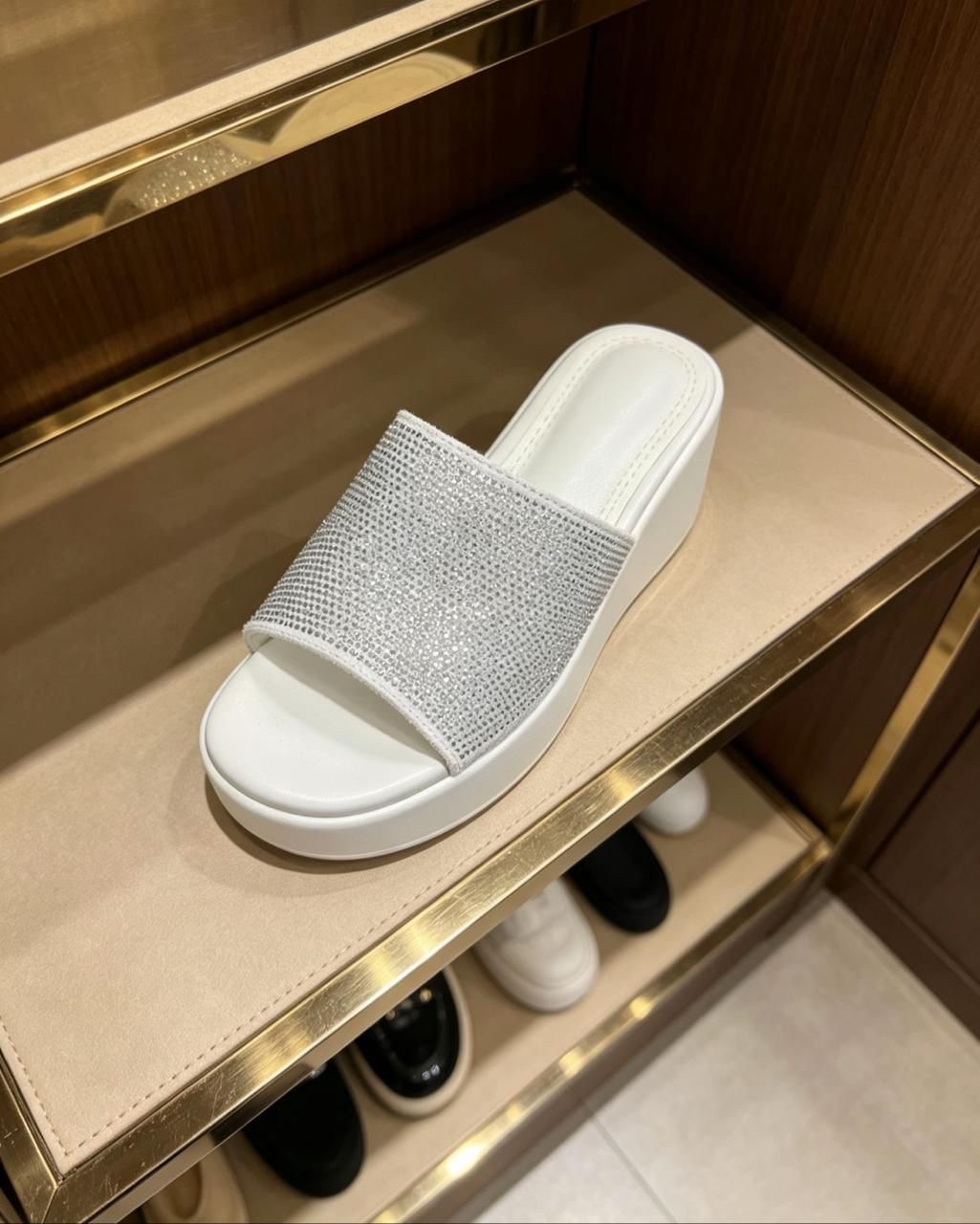 шлепанцы женские,,модные шлепанцы,женские шлепанцы на платформе,шлепки женские