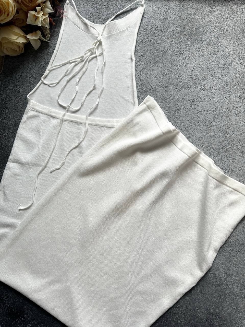 девушка в белом облегающем платье,облегающее платье,платье обтягивающее,девушка в облегающем платье без бюстгальтера,вечернее платье обтягивающее