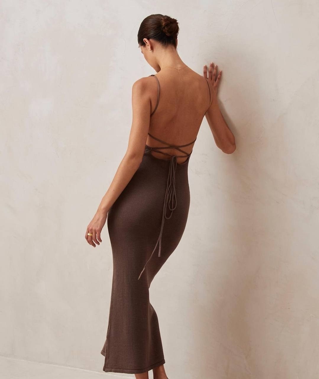 облегающее платье,модели платьев,трикотажное платье,платье миди,коричневое платье