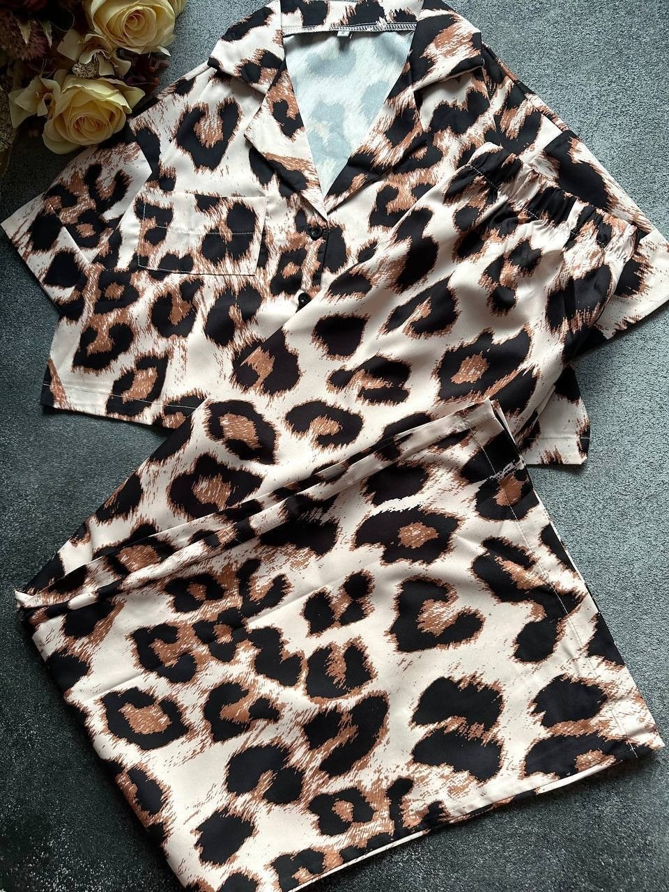 костюм леопардовый женский брючный стильный,костюм в пижамном стиле с брюками палаццо и рубашкой sulimoff цвет леопардовый,леопардовый костюм,леопардовый костюм женский брючный,костюм в пижамном стиле