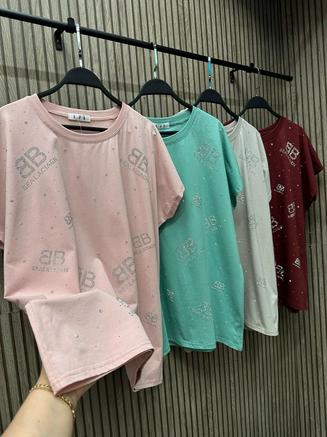 футболка женская,футболка женская со стразами,футболки модные,футболка со стразами,футболка