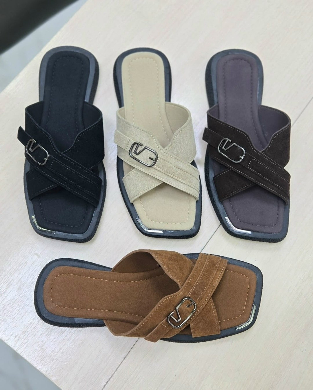 ,женские шлепанцы,модные шлепанцы,модные тапочки,повседневные шлепанцы