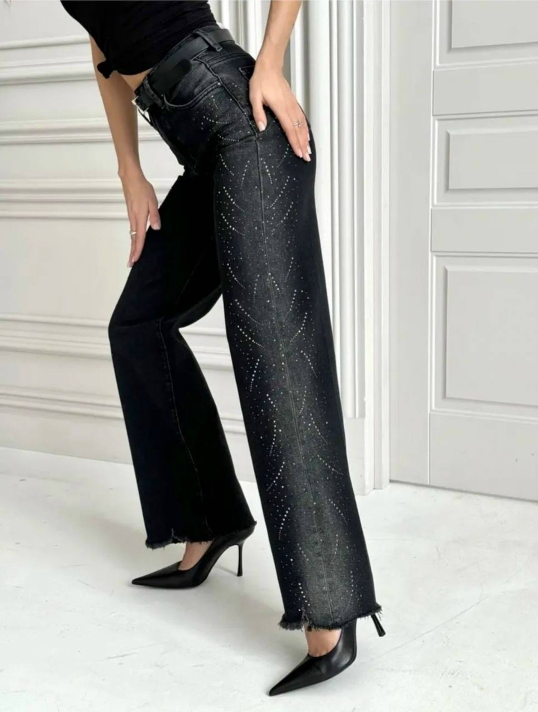 женские джинсы со стразами,джинсы в стразах,джинсы женские со стразами 44,джинсы прямые со стразами высокая посадка sheez,широкие джинсы со стразами