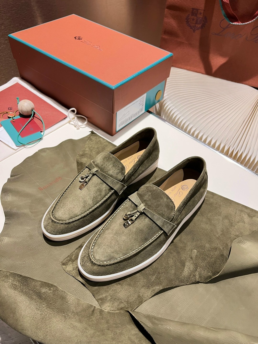 loro piana лоферы женские,loro piana лоферы,замшевые лоферы loro piana,замшевые женские лоферы loro piana оливковые,лоферы женские замшевые