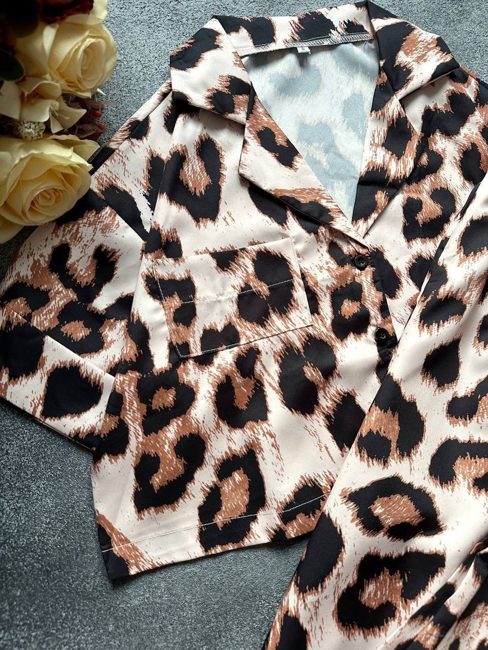 костюм леопардовый женский брючный стильный,костюм в пижамном стиле с брюками палаццо и рубашкой sulimoff цвет леопардовый,леопардовый костюм,леопардовый костюм женский брючный,костюм в пижамном стиле