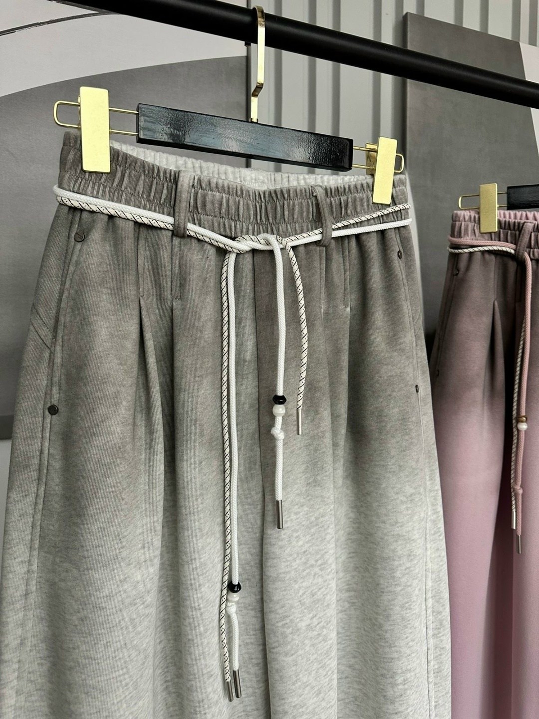 серые спортивные штаны,широкие брюки,спортивные женские штаны,спортивные широкие брюки,серые спортивные штаны женские