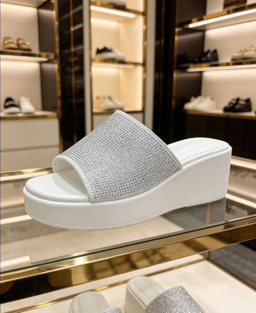 шлепанцы женские,,модные шлепанцы,женские шлепанцы на платформе,шлепки женские