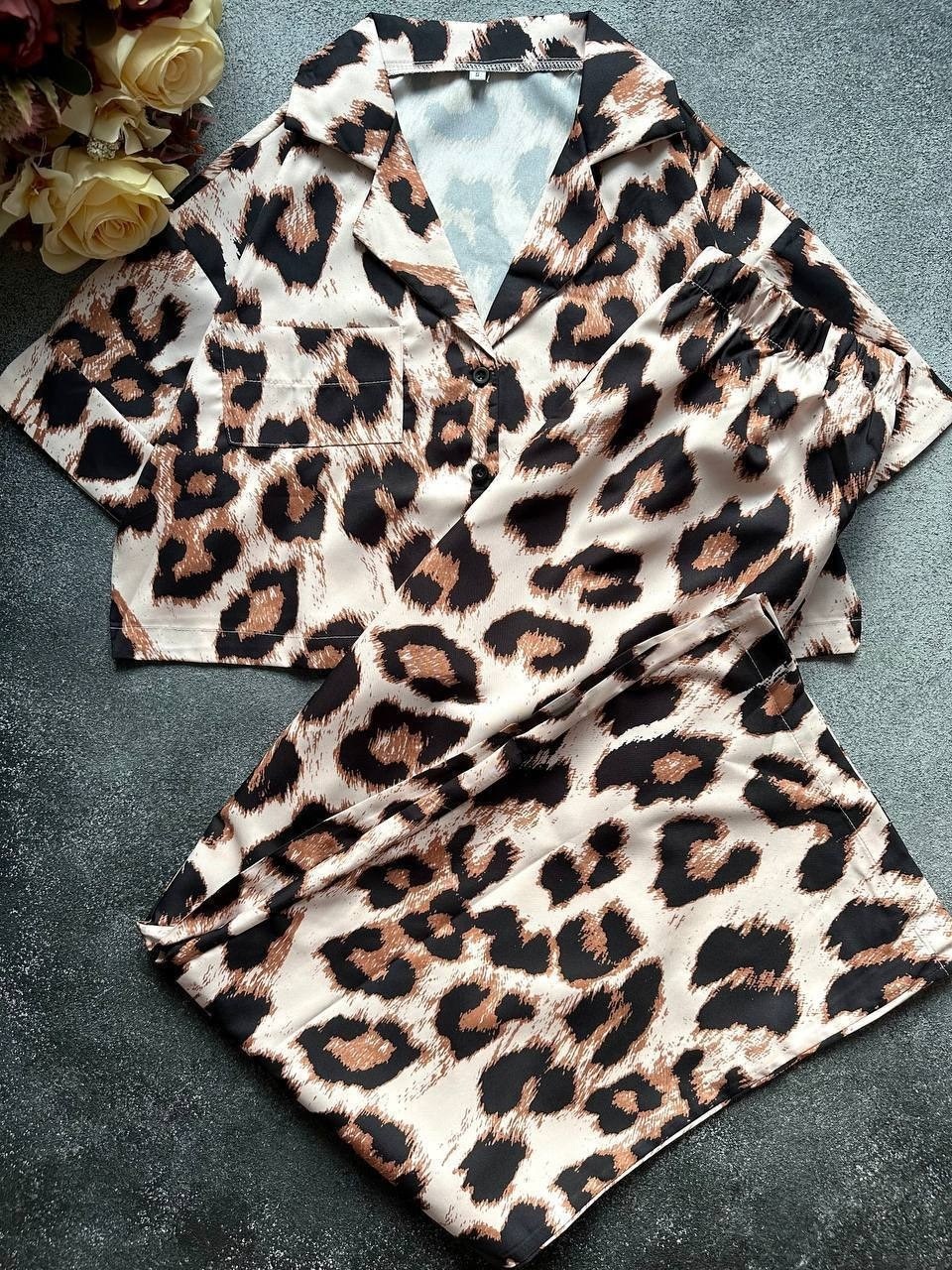 костюм леопардовый женский брючный стильный,костюм в пижамном стиле с брюками палаццо и рубашкой sulimoff цвет леопардовый,леопардовый костюм,леопардовый костюм женский брючный,костюм в пижамном стиле