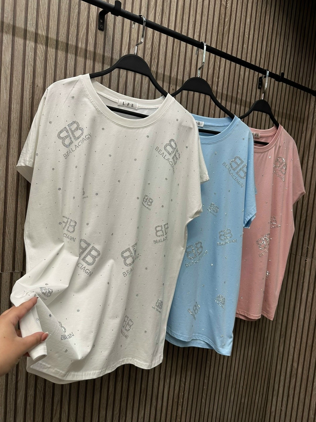 футболка женская,футболка женская со стразами,футболки модные,футболка со стразами,футболка