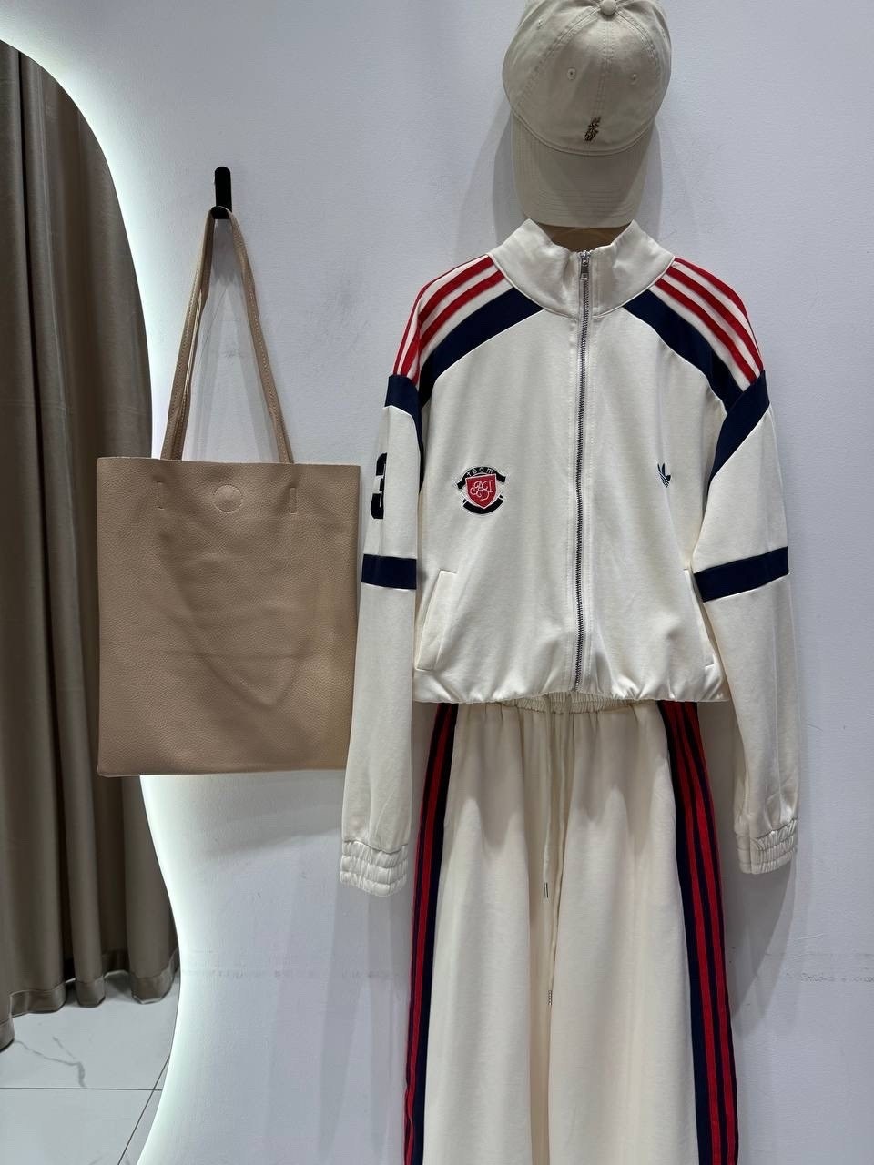 спортивный костюм,спортивный костюм женский,спортивный костюм для женщин,одежда спортивная,стильные спортивные костюмы