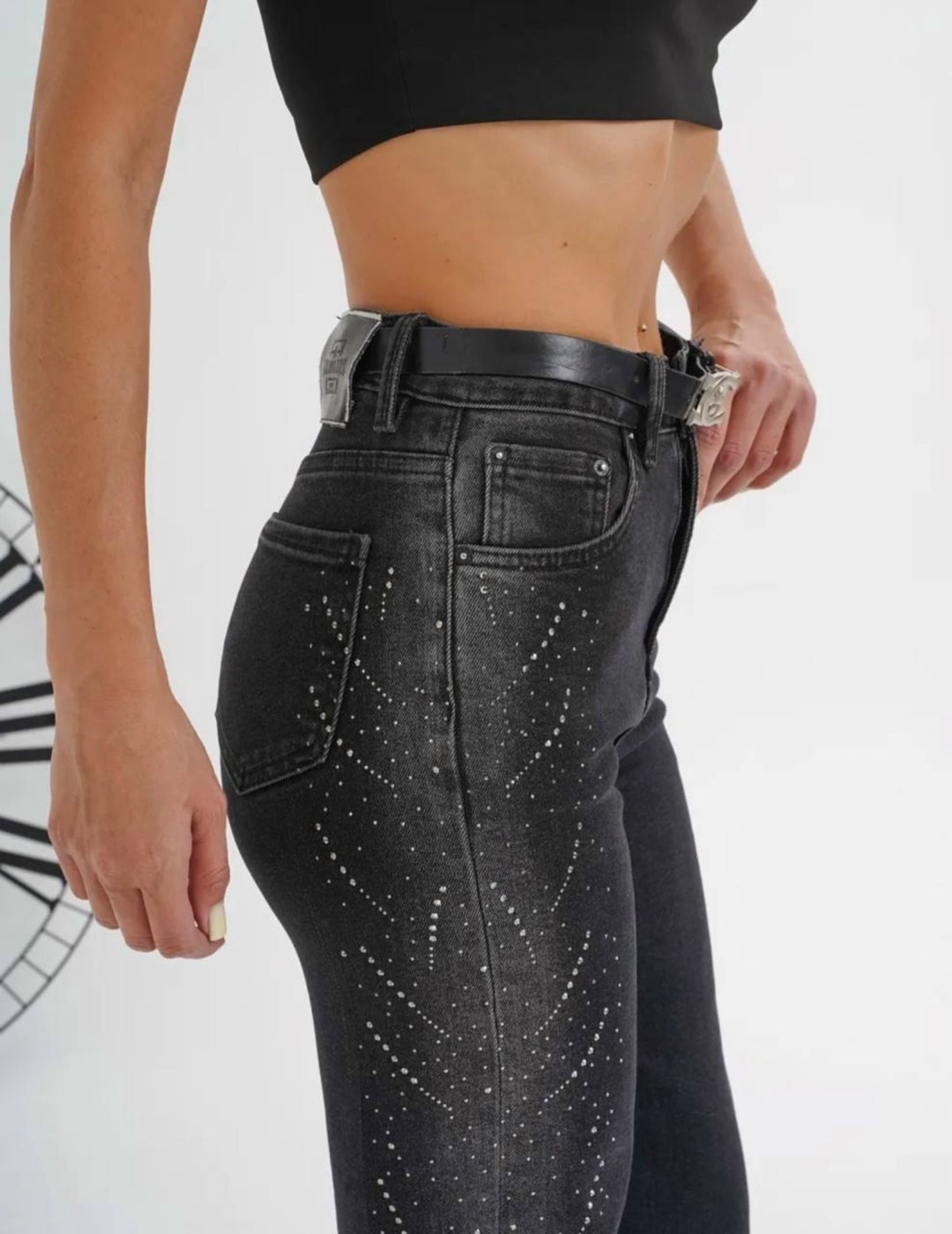 женские джинсы со стразами,джинсы в стразах,джинсы женские со стразами 44,джинсы прямые со стразами высокая посадка sheez,широкие джинсы со стразами