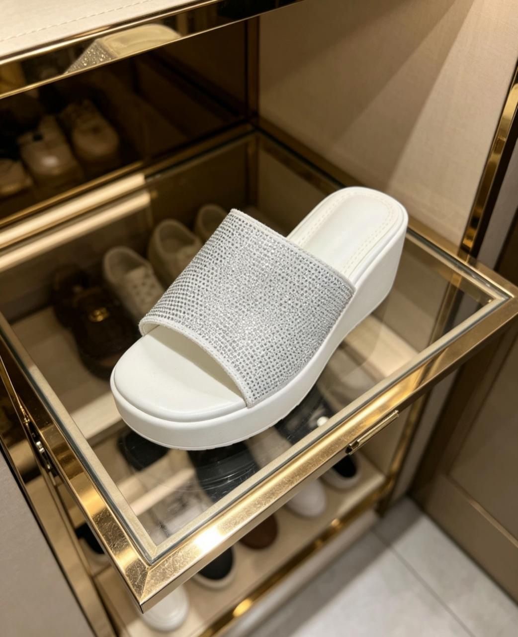 шлепанцы женские,,модные шлепанцы,женские шлепанцы на платформе,шлепки женские