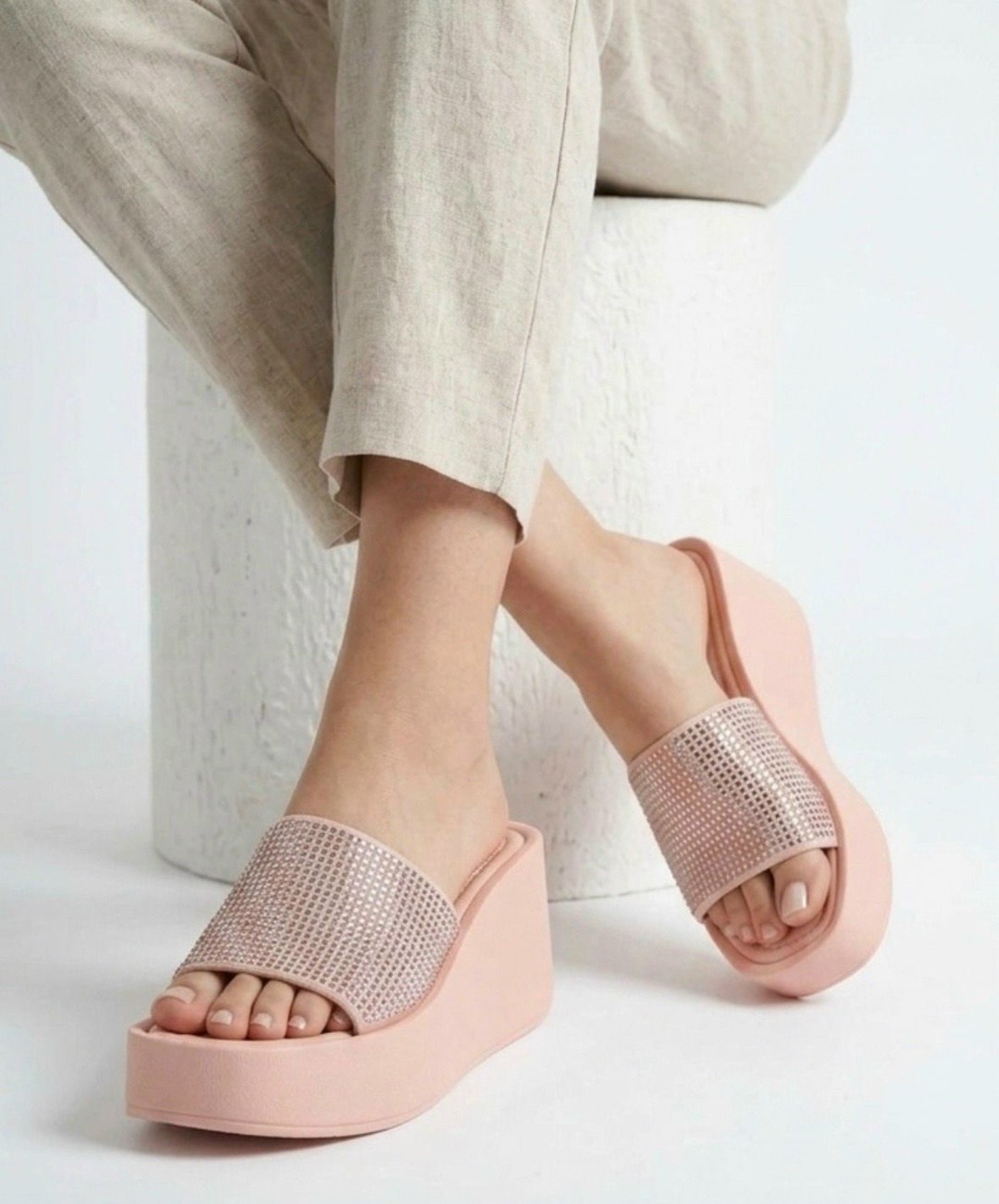 ,шлепанцы женские на платформе,женские шлепанцы,модные тапочки,шлепанцы на платформе