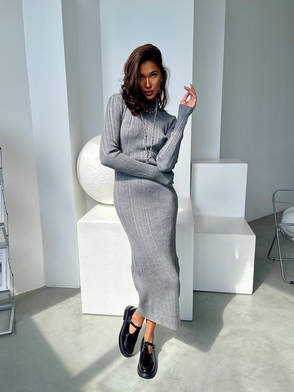 платье лапша трикотажное макси ze fashion,платье трикотажная,трикотажное платье-лапша длины макси с высоким горлом,платье лапша трикотажное макси ze fashion цвет серый,платье лапша трикотажное макси