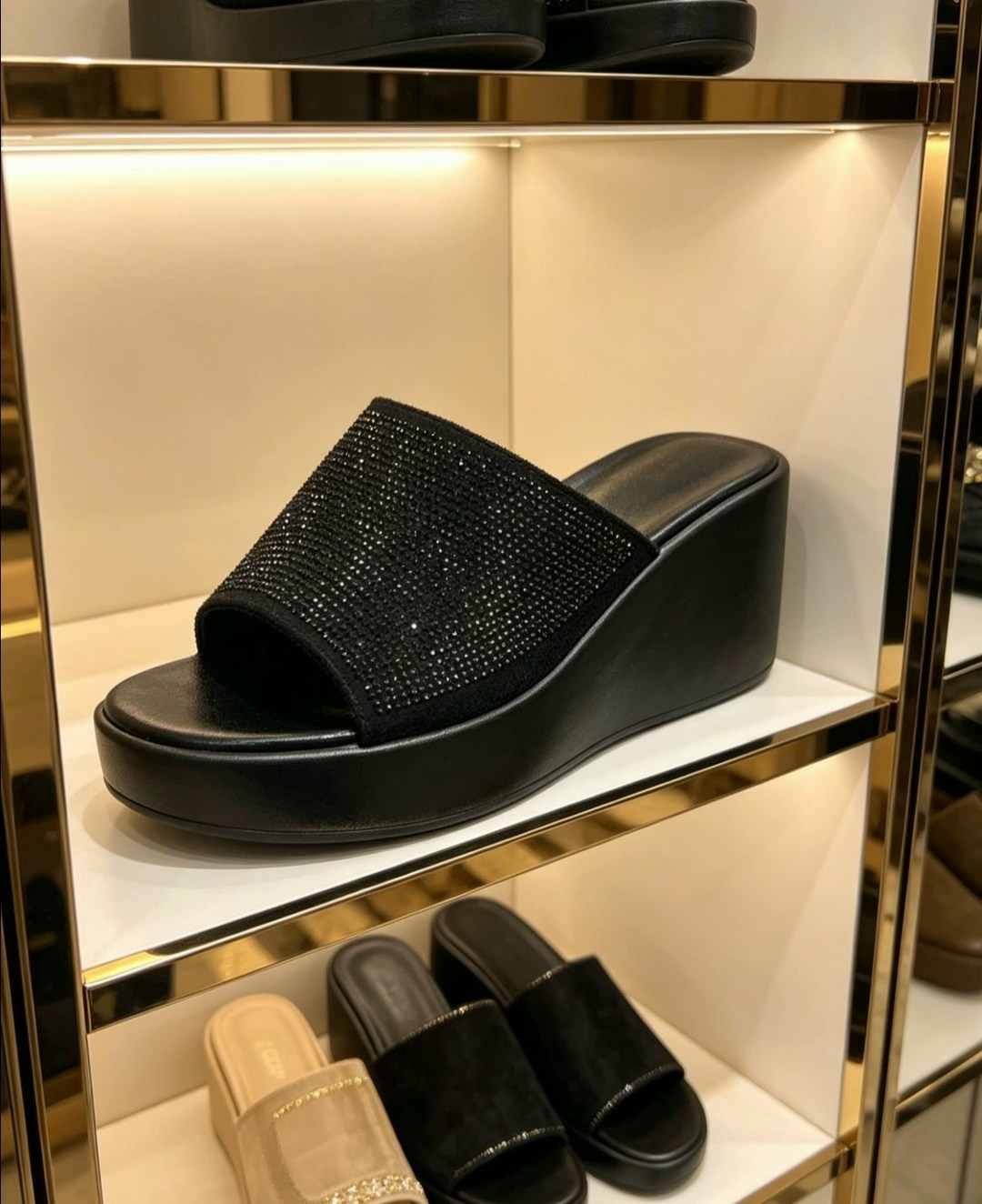 шлепанцы женские,,модные шлепанцы,женские шлепанцы на платформе,шлепки женские