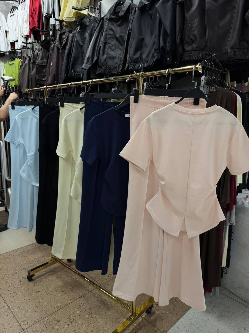 белый брючный костюм,брючный костюм,белый костюм с баской,элегантные наряды,белый костюм