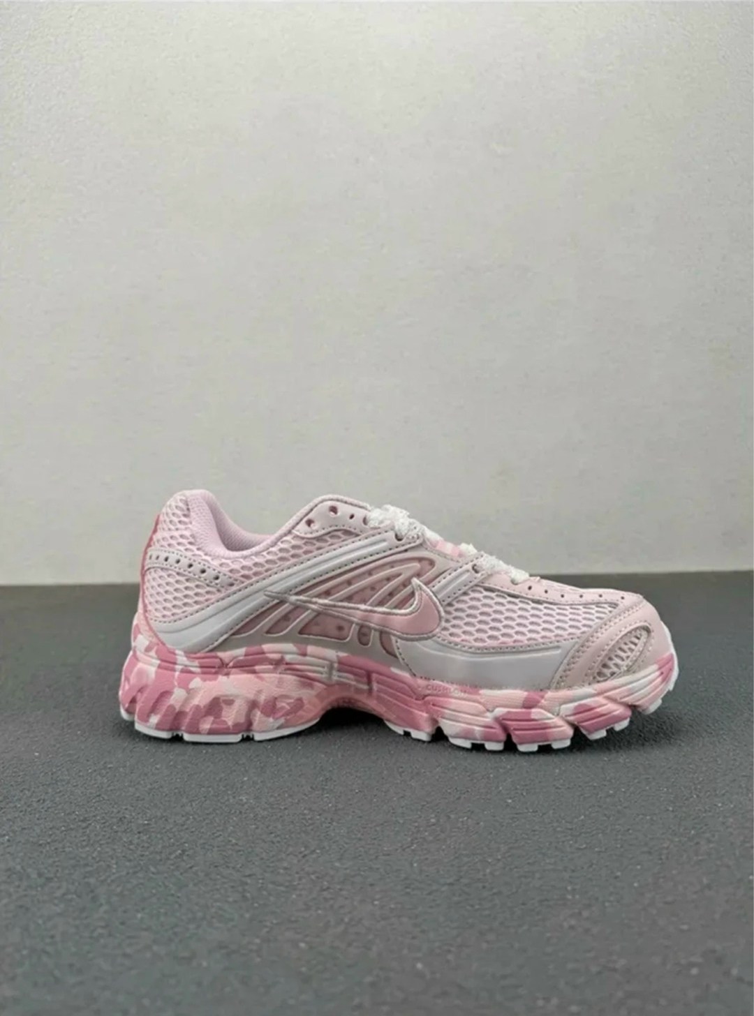 кроссовки nike zoom vomero 5,женские кроссовки nike air zoom vomero 5,nike air zoom vomero 5,nike v2k run женские беговые кроссовки,кроссовки zoom vomero 5 triple pink nike