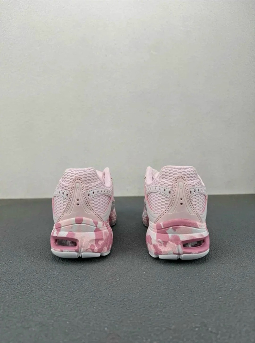 кроссовки nike zoom vomero 5,женские кроссовки nike air zoom vomero 5,nike air zoom vomero 5,nike v2k run женские беговые кроссовки,кроссовки zoom vomero 5 triple pink nike