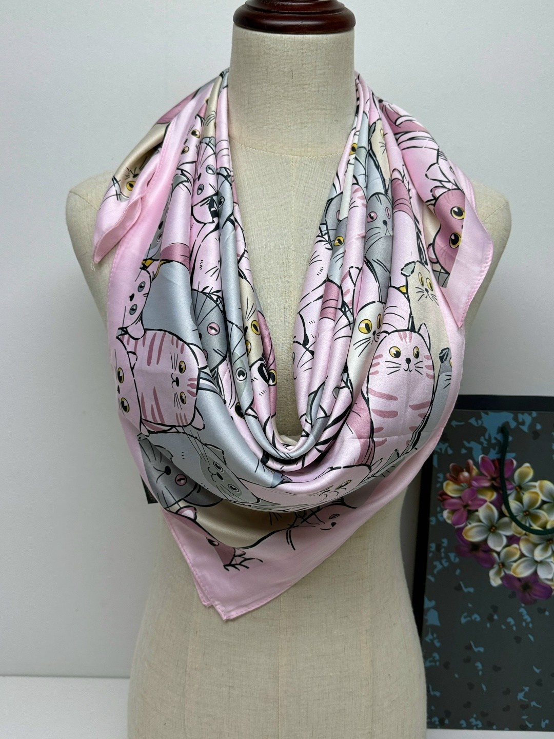 шелковый платок,шарфы и платки,платок шелковый с кошками,платок шелк котики,шарф женские