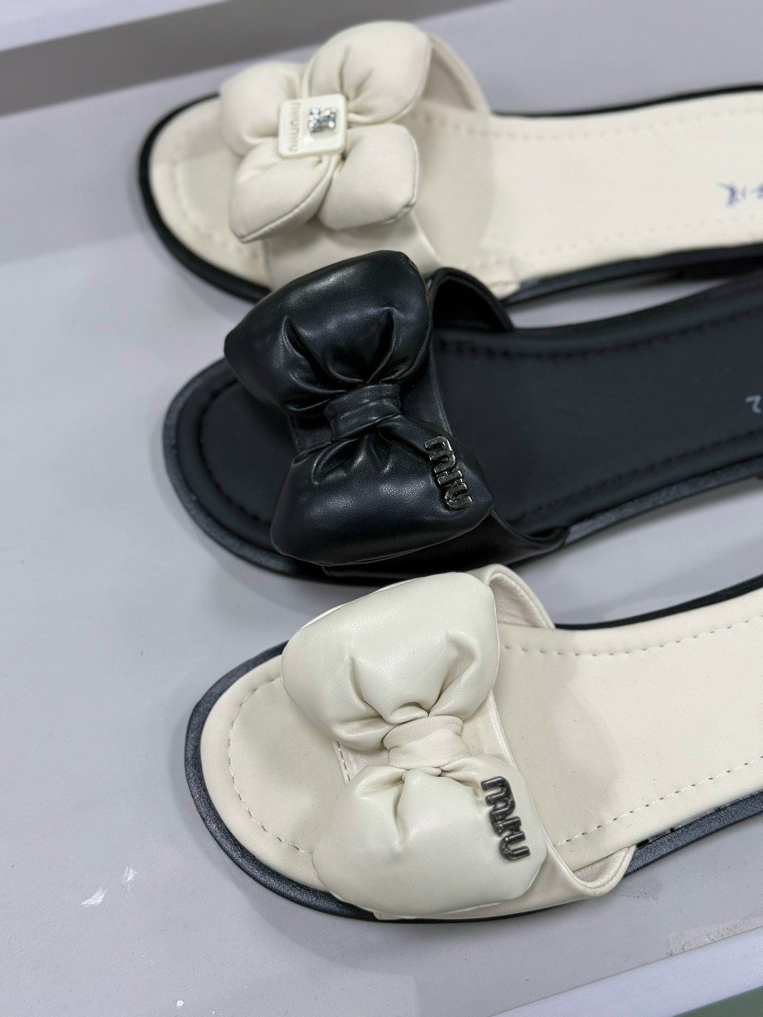 шлепанцы женские,,стильные шлепанцы женские,модные тапочки,женская