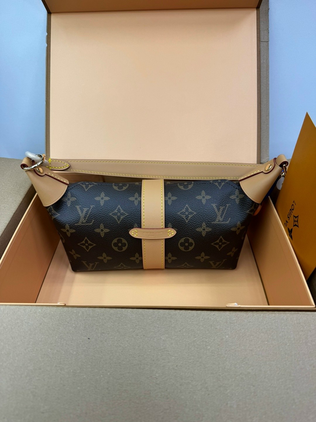 сумка louis vuitton,louis vuitton сумка на плечо,louis vuitton сумка на плечо кросс-боди,louis vuitton женская сумка,сумка louis vuitton c тканевым ремнем и косметичкой
