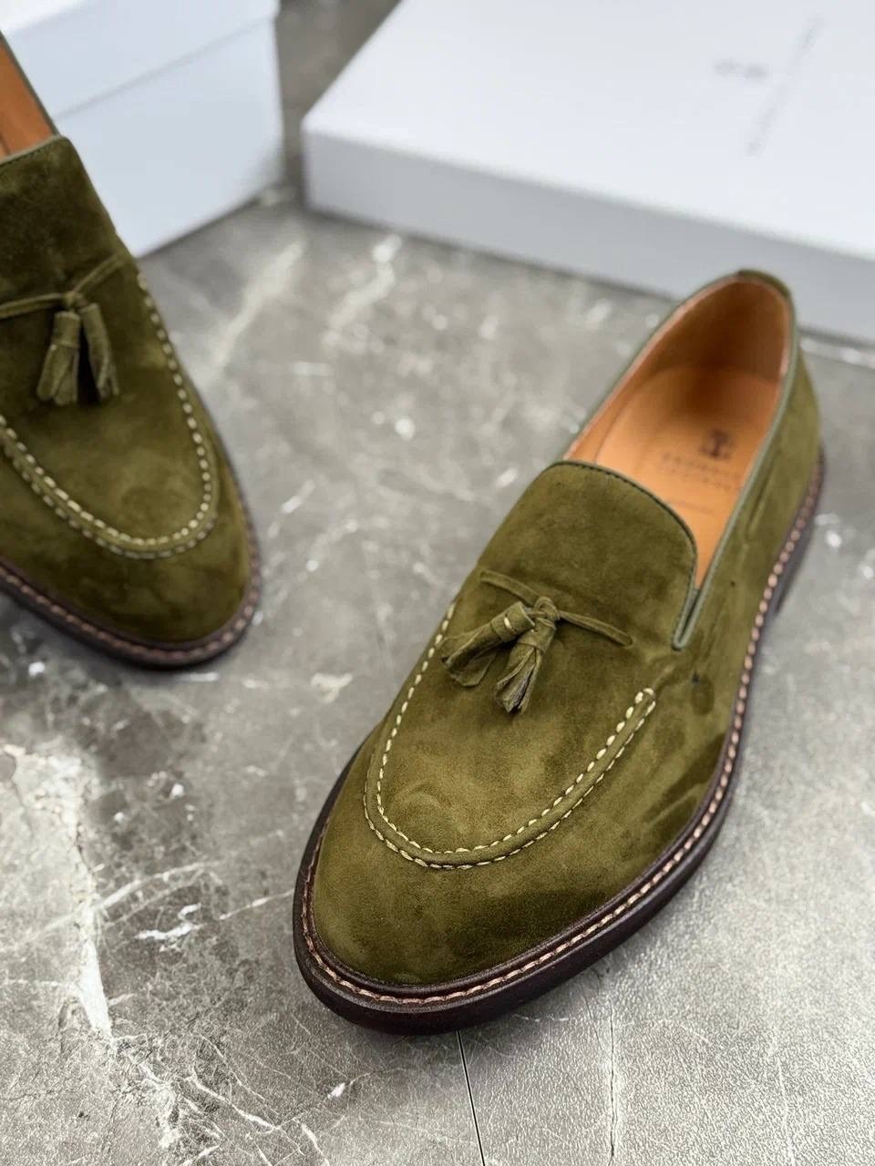 замшевые лоферы с кисточками brunello cucinelli,замшевые лоферы brunello cucinelli,,мужские замшевые лоферы,замшевые женские лоферы loro piana оливковые