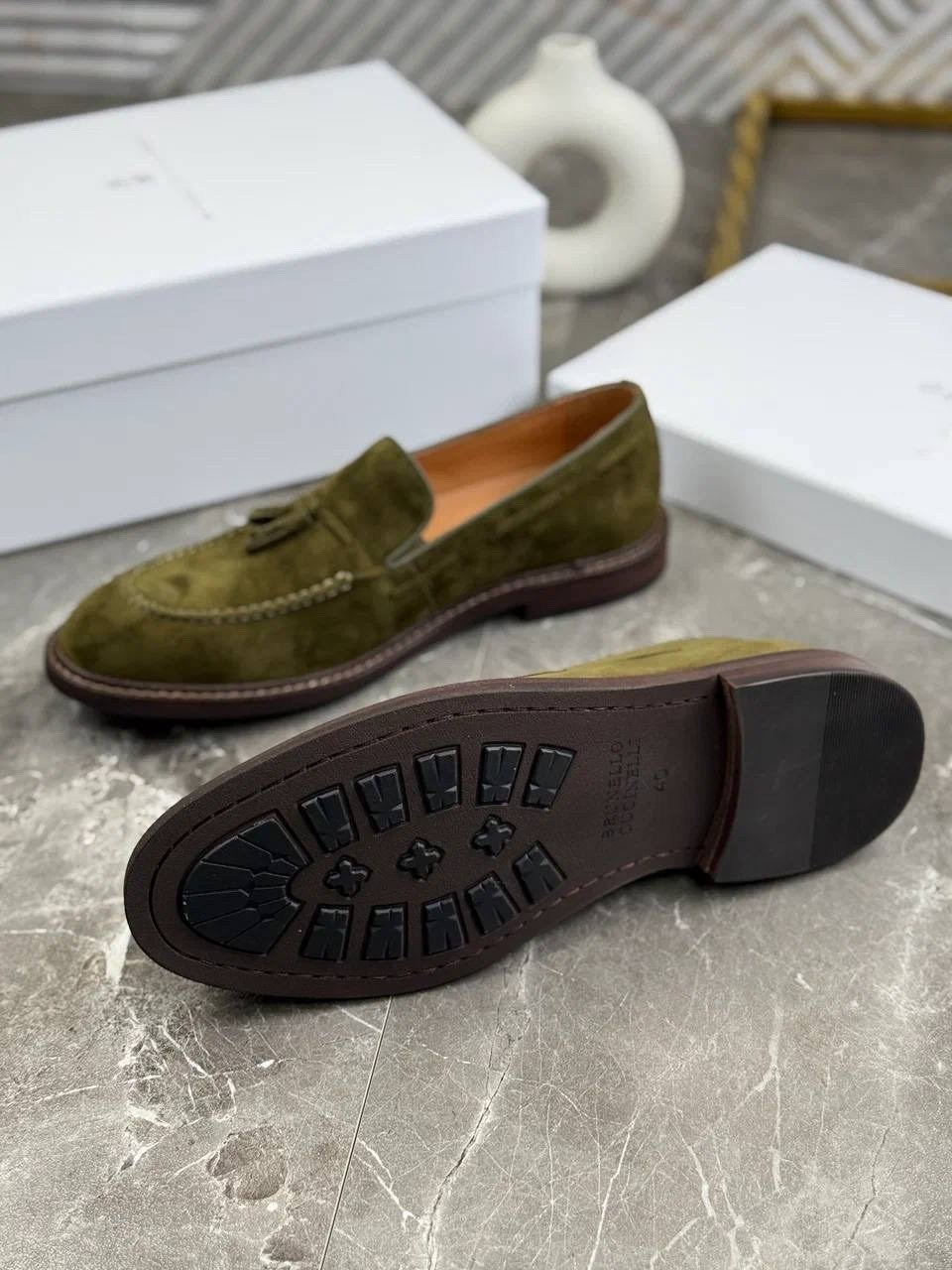 замшевые лоферы с кисточками brunello cucinelli,замшевые лоферы brunello cucinelli,,мужские замшевые лоферы,замшевые женские лоферы loro piana оливковые