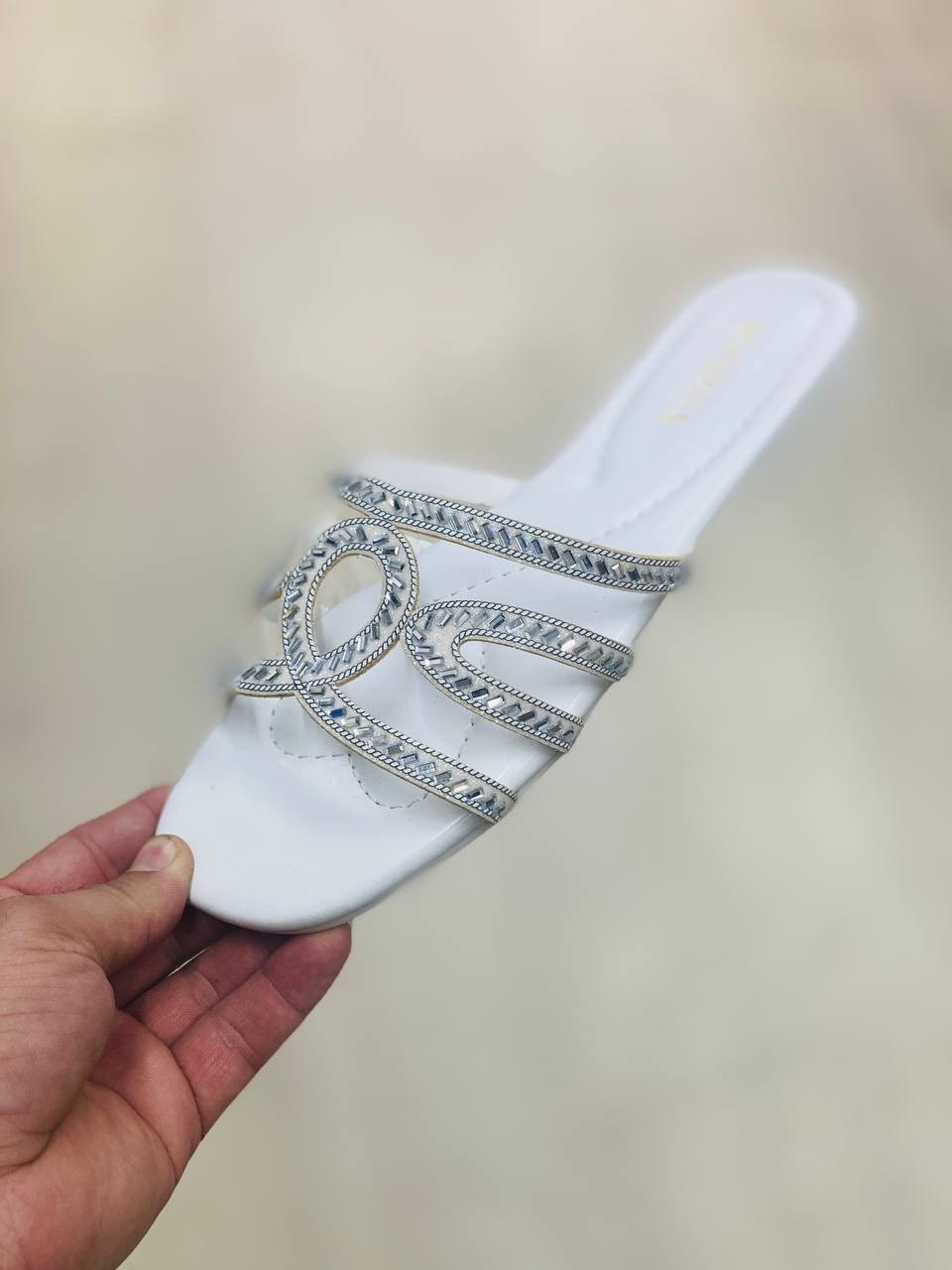 ,шлепки женские белые,шлёпанцы женские,шлепанцы со стразами,модные шлепанцы