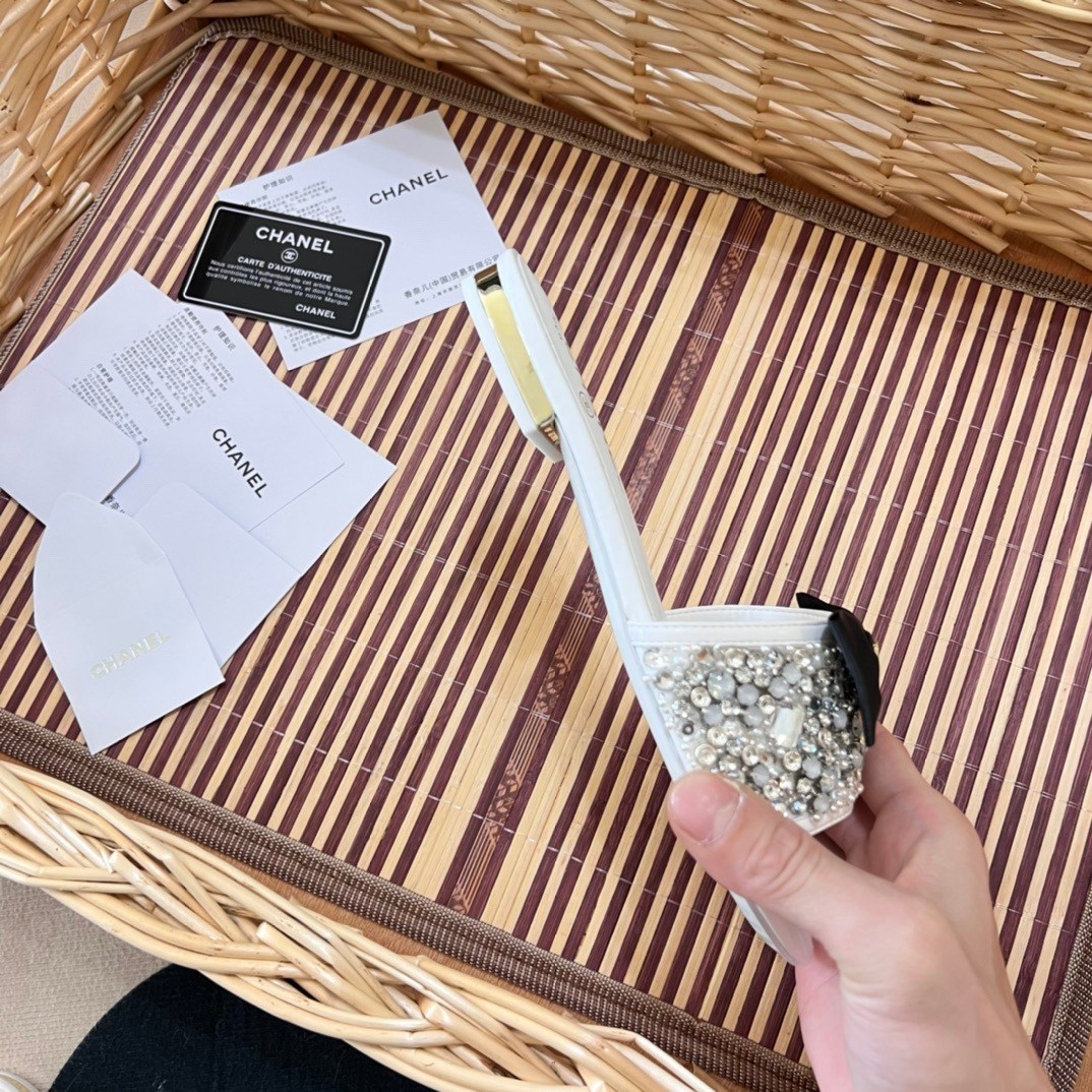 шлепанцы chanel,тапочки chanel,chanel шлепанцы женские,босоножки chanel,модные тапочки