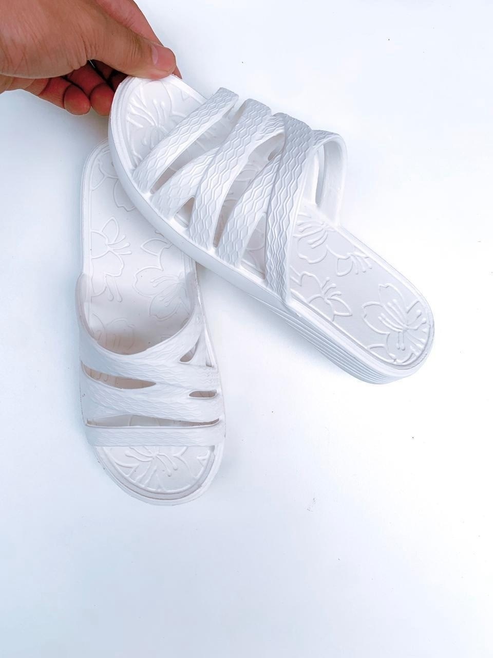 женские шлепанцы,белые шлепанцы,сланцы женские,,шлепанцы сланцы