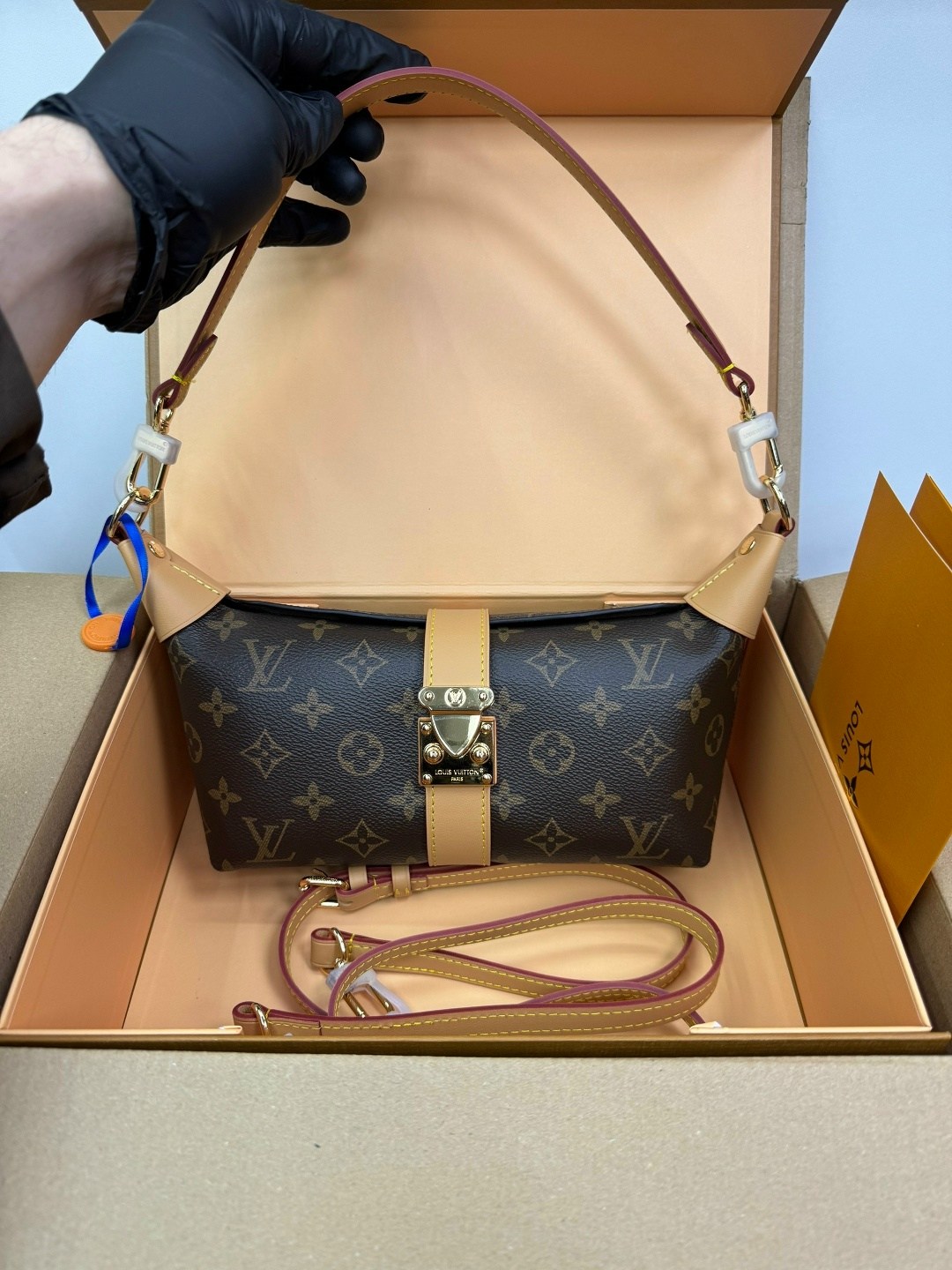 сумка louis vuitton,louis vuitton сумка на плечо,louis vuitton сумка на плечо кросс-боди,louis vuitton женская сумка,сумка louis vuitton c тканевым ремнем и косметичкой