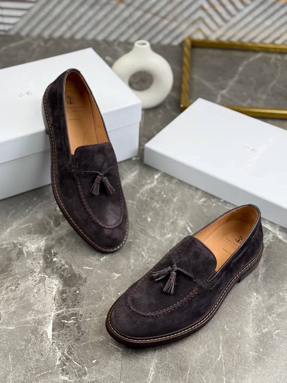 лоферы brunello cucinelli кисточки замшевые,замшевые лоферы brunello cucinelli,мужские замшевые лоферы с кисточкой brunello cucinelli темно-коричневые с прострочкой на подошве,лоферы мужские замшевые
