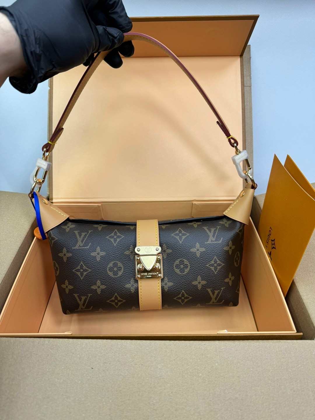 сумка louis vuitton,louis vuitton сумка на плечо,louis vuitton сумка на плечо кросс-боди,louis vuitton женская сумка,сумка louis vuitton c тканевым ремнем и косметичкой