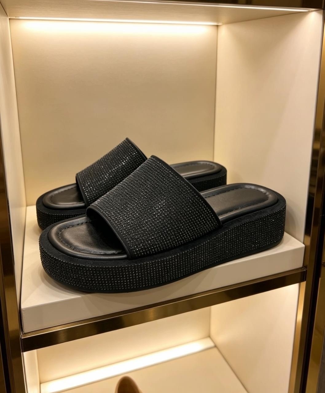 шлепанцы женские,шлепанцы со стразами,,модные шлепанцы,модные тапочки