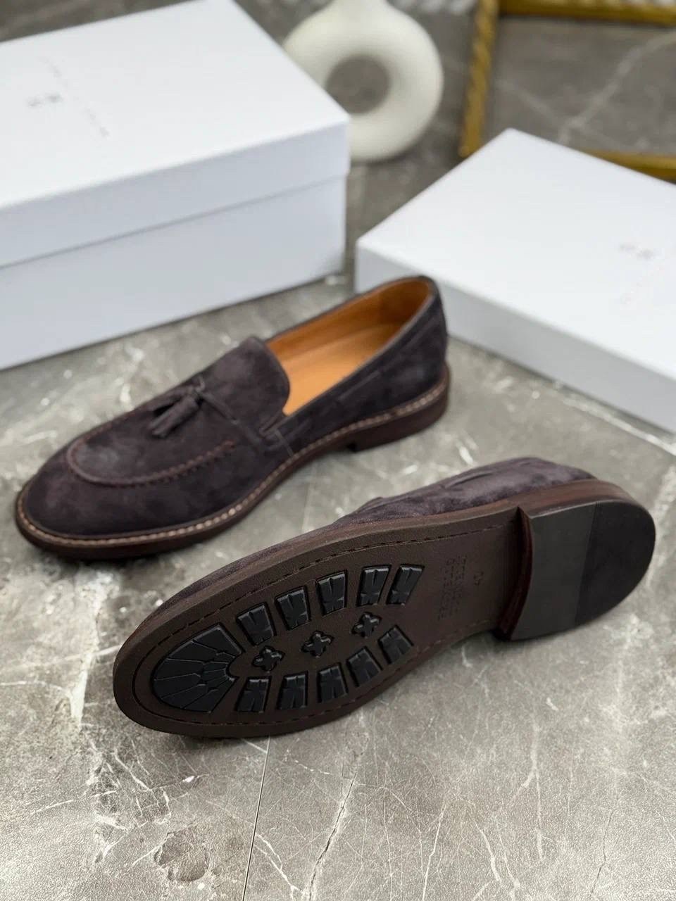 лоферы brunello cucinelli кисточки замшевые,замшевые лоферы brunello cucinelli,мужские замшевые лоферы с кисточкой brunello cucinelli темно-коричневые с прострочкой на подошве,лоферы мужские замшевые