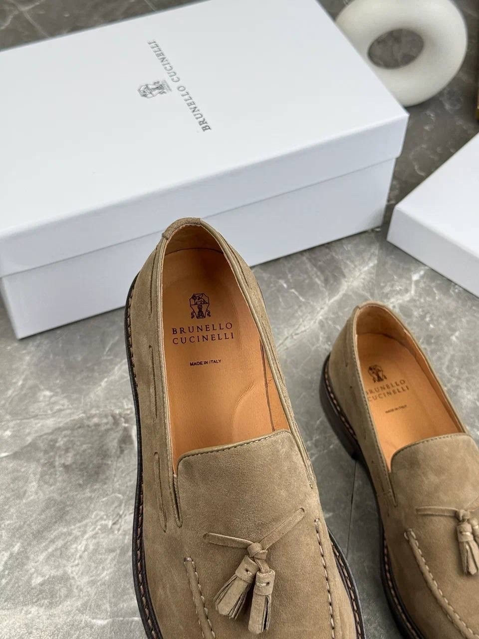 замшевые лоферы brunello cucinelli,замшевые лоферы с кисточками brunello cucinelli,лоферы мужские brunello cucinelli,мужские замшевые лоферы с кисточкой brunello cucinelli коричневые с прострочкой на