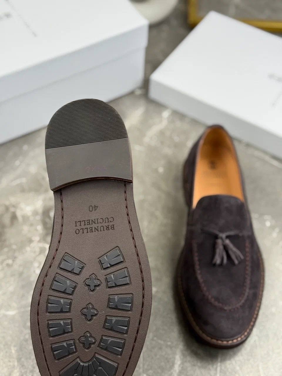 лоферы brunello cucinelli кисточки замшевые,замшевые лоферы brunello cucinelli,мужские замшевые лоферы с кисточкой brunello cucinelli темно-коричневые с прострочкой на подошве,лоферы мужские замшевые