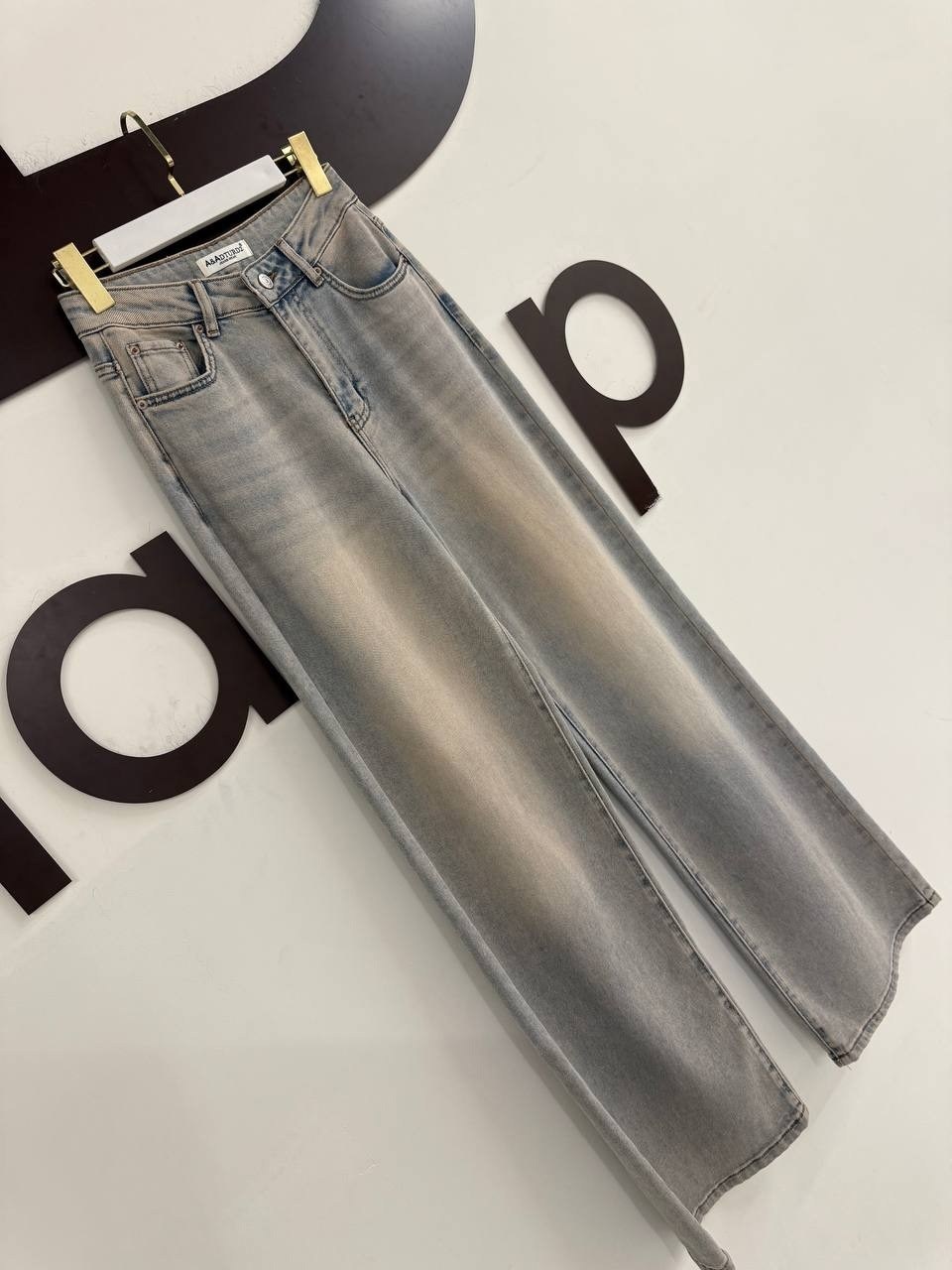 джинсы широкие,джинсы женские с широкими штанинами,широкие женские джинсы,женские джинсы,модные джинсы