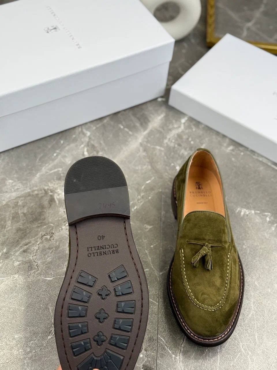 замшевые лоферы с кисточками brunello cucinelli,замшевые лоферы brunello cucinelli,,мужские замшевые лоферы,замшевые женские лоферы loro piana оливковые