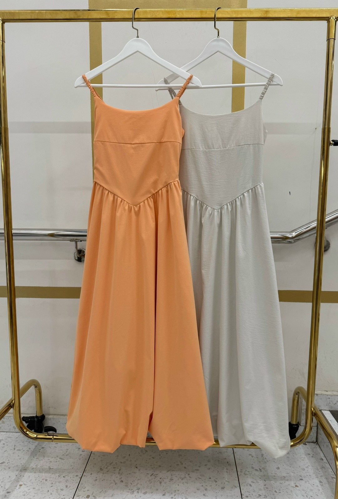 платье миди на бретелях,сарафан,атласное платье,платье средней длины,платье летнее