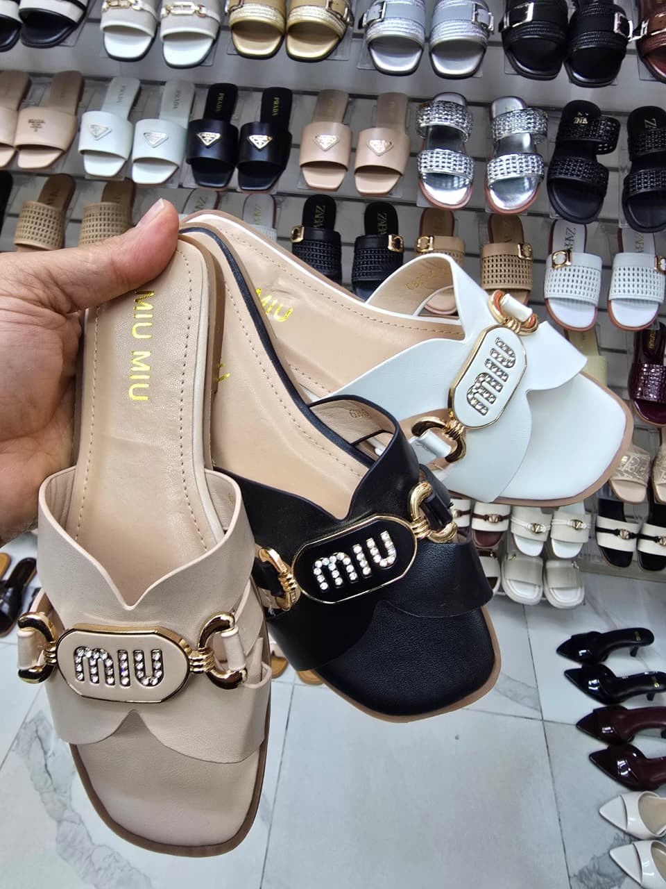 ,женские шлепанцы,обуви,модные шлепанцы,женские сандалии