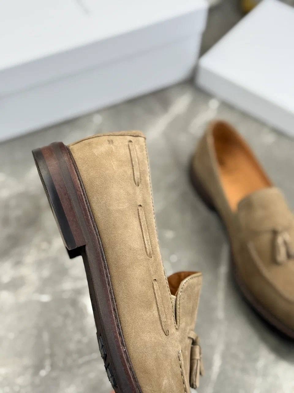 замшевые лоферы brunello cucinelli,замшевые лоферы с кисточками brunello cucinelli,лоферы мужские brunello cucinelli,мужские замшевые лоферы с кисточкой brunello cucinelli коричневые с прострочкой на