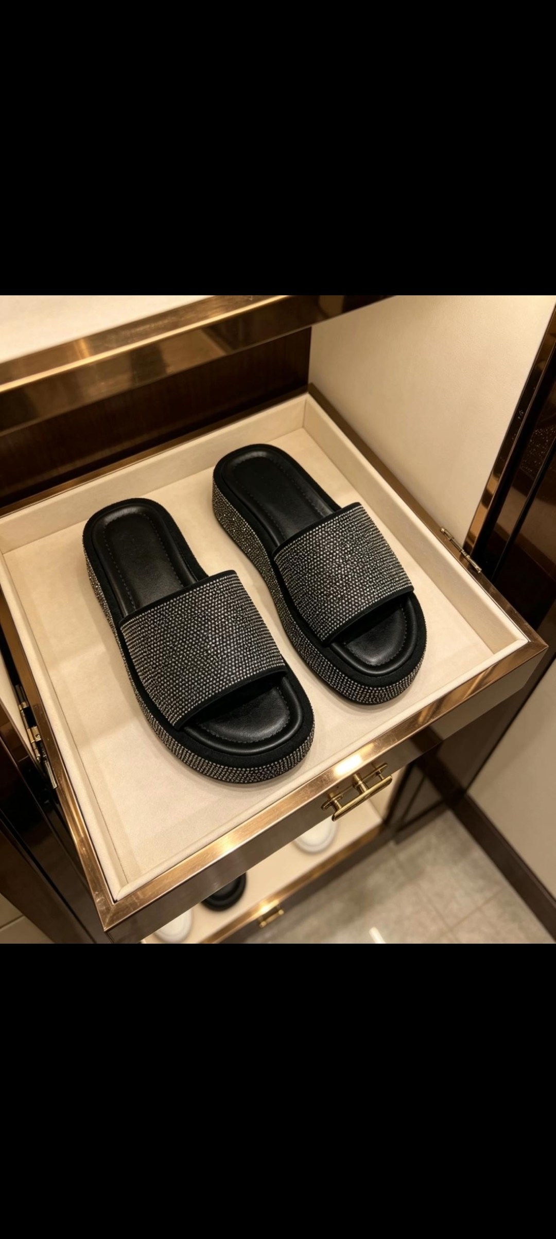 ,женские шлепанцы,модные шлепанцы,шлепанцы на платформе,шлепанцы со стразами