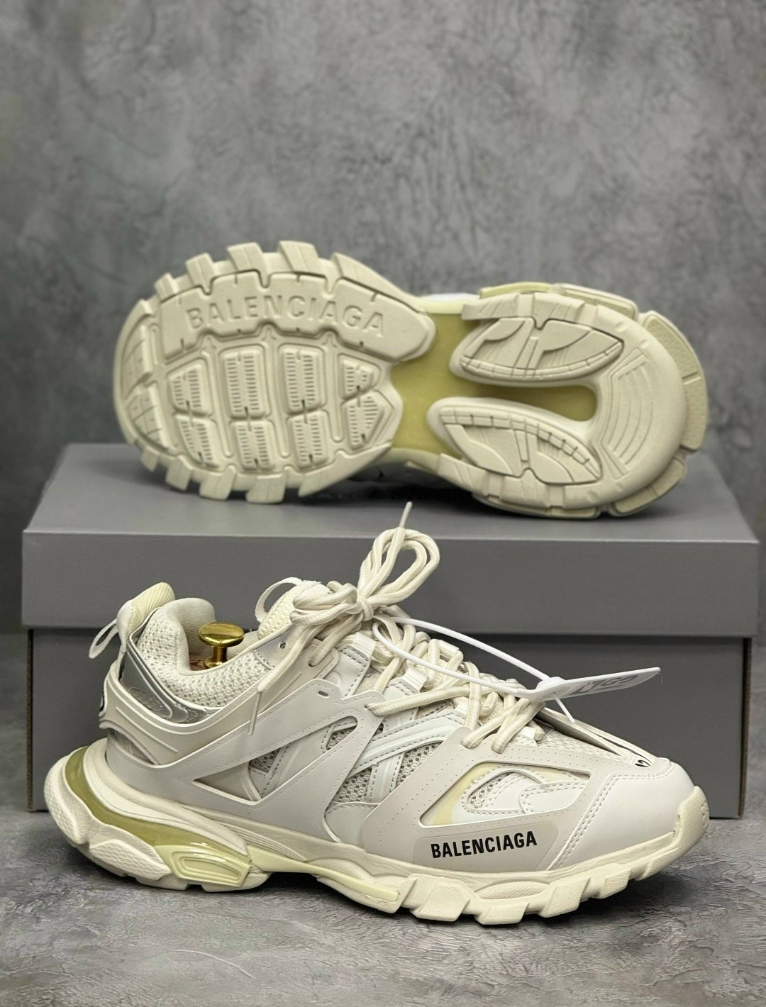 кроссовки balenciaga track,кроссовки balenciaga,кроссовки баленсиага трипл с,кроссовки баленсиага трек белые,кроссовки track trainers 3.0 balenciaga