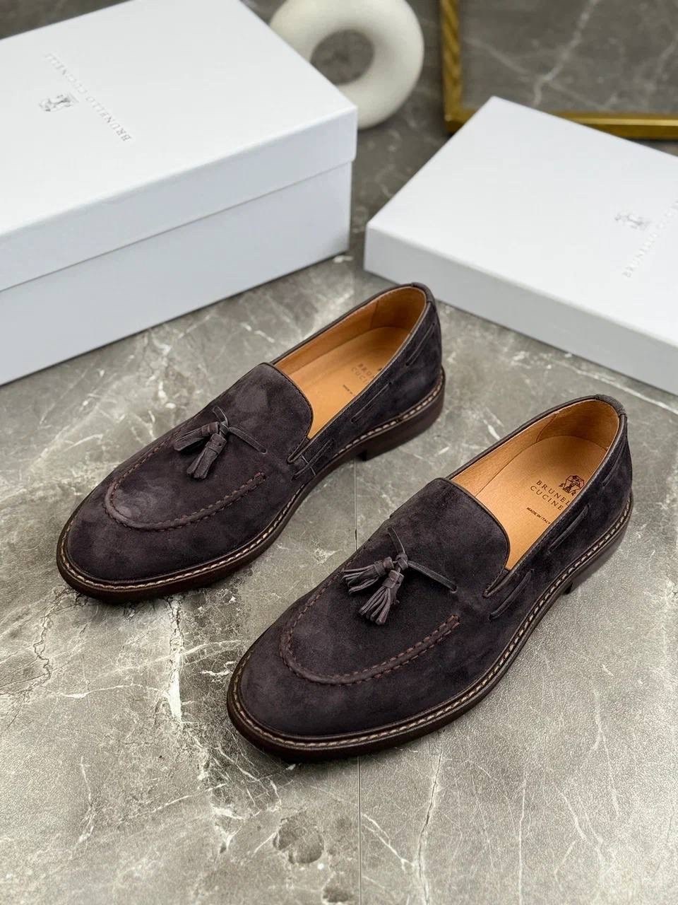 лоферы brunello cucinelli кисточки замшевые,замшевые лоферы brunello cucinelli,мужские замшевые лоферы с кисточкой brunello cucinelli темно-коричневые с прострочкой на подошве,лоферы мужские замшевые