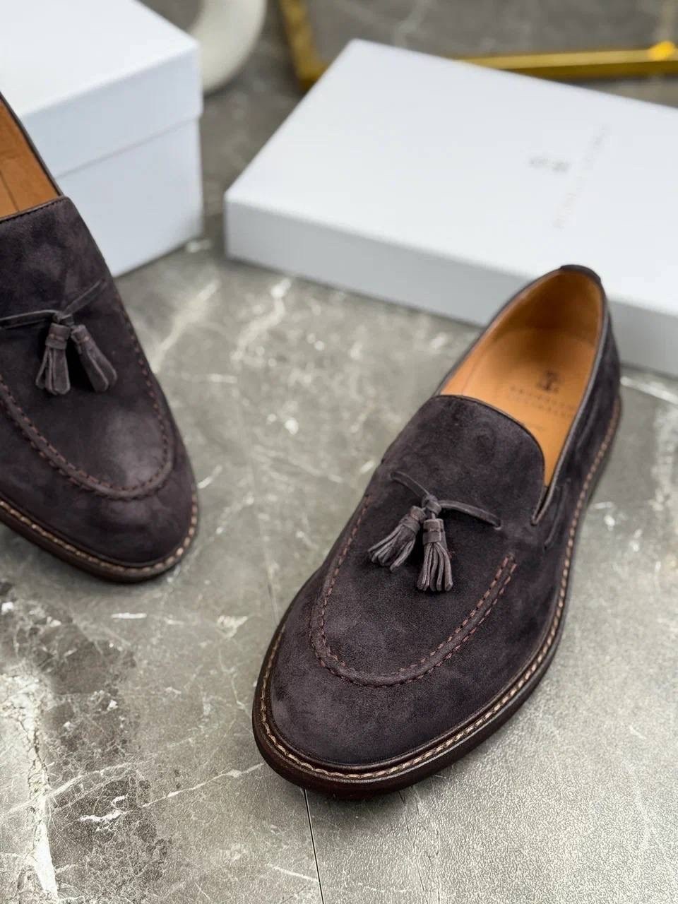 лоферы brunello cucinelli кисточки замшевые,замшевые лоферы brunello cucinelli,мужские замшевые лоферы с кисточкой brunello cucinelli темно-коричневые с прострочкой на подошве,лоферы мужские замшевые