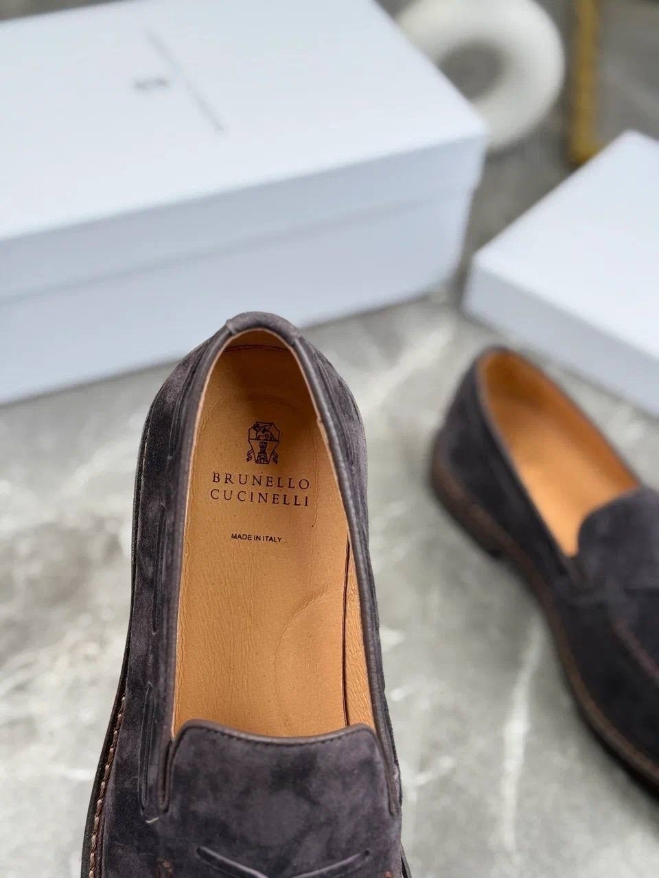 лоферы brunello cucinelli кисточки замшевые,замшевые лоферы brunello cucinelli,мужские замшевые лоферы с кисточкой brunello cucinelli темно-коричневые с прострочкой на подошве,лоферы мужские замшевые