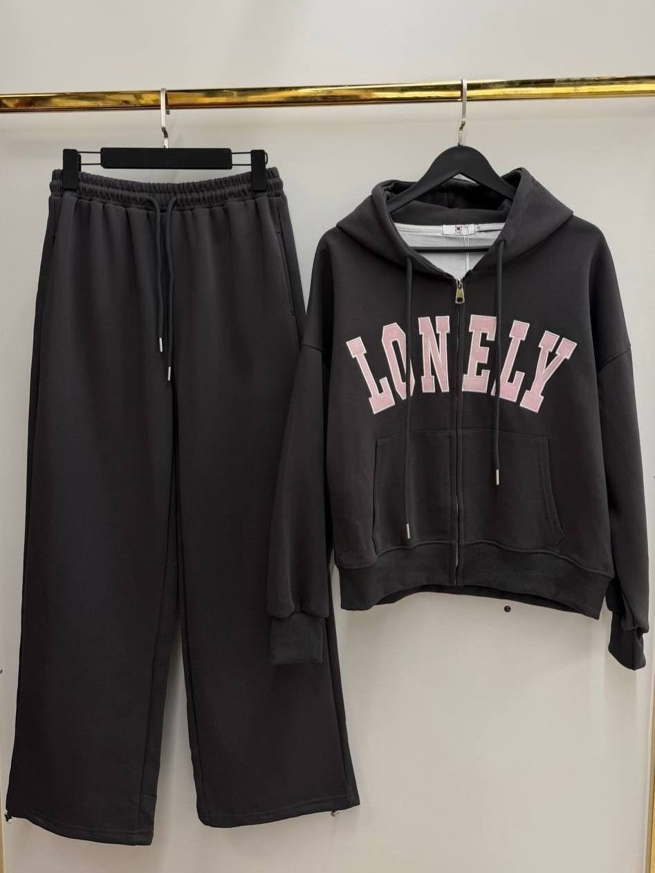 женский красный костюм miu miu,красный женский костюм,женские костюмы,костюм спортивный женский теплый,костюм женский теплый