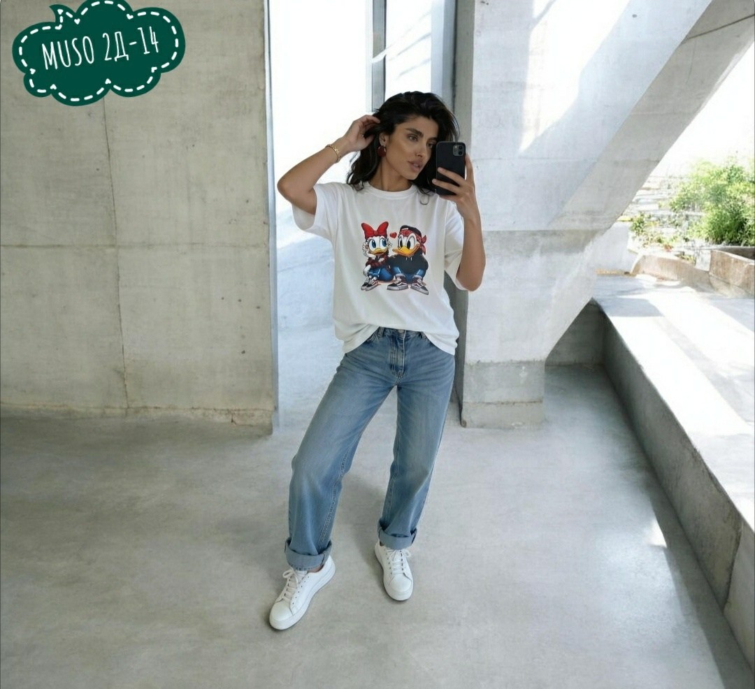 одежда с джинсами,микки маус на футболке,джинсы и футболка,джинсы модные,модный стиль