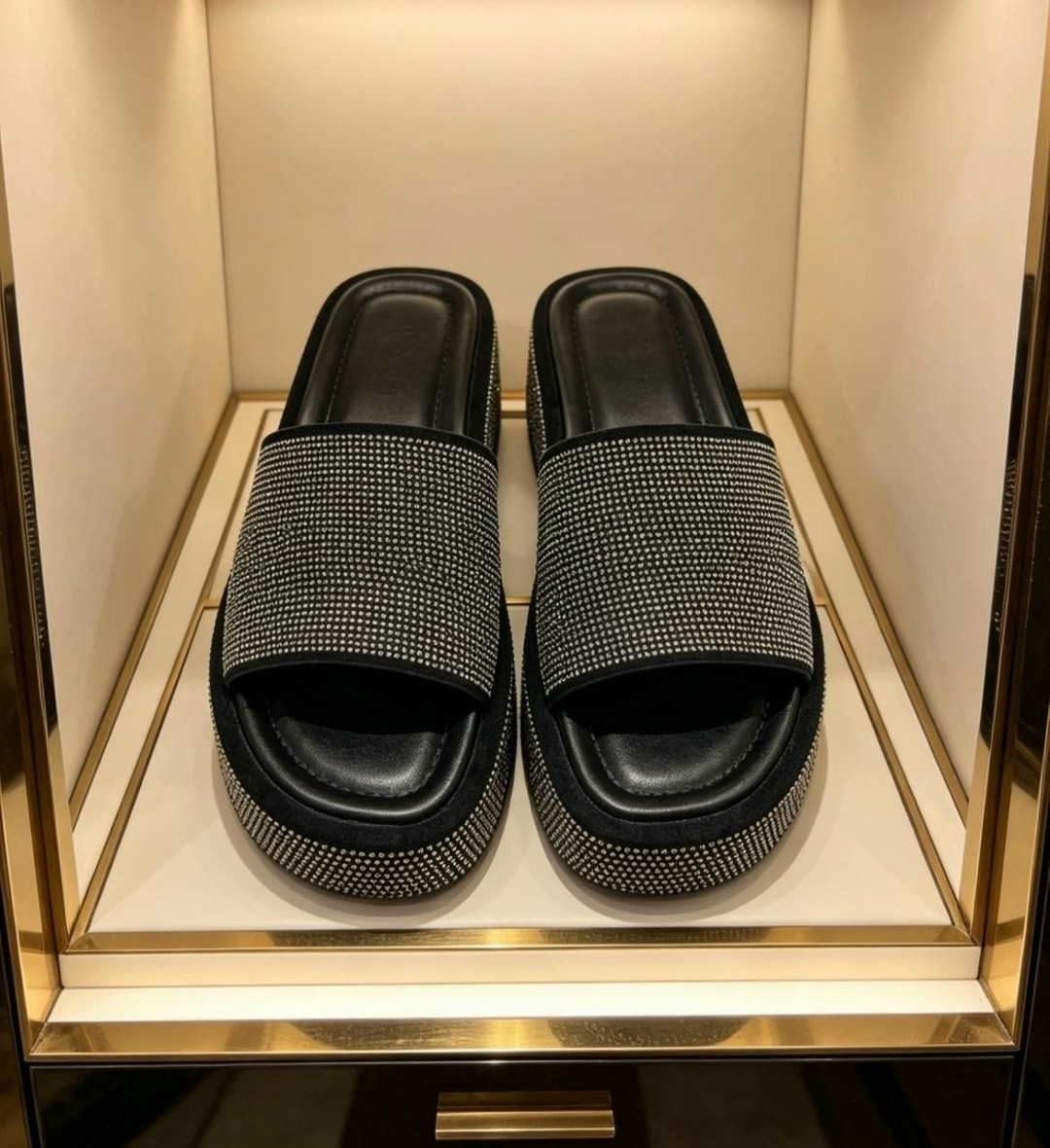 шлепанцы женские,шлепанцы со стразами,,модные шлепанцы,модные тапочки